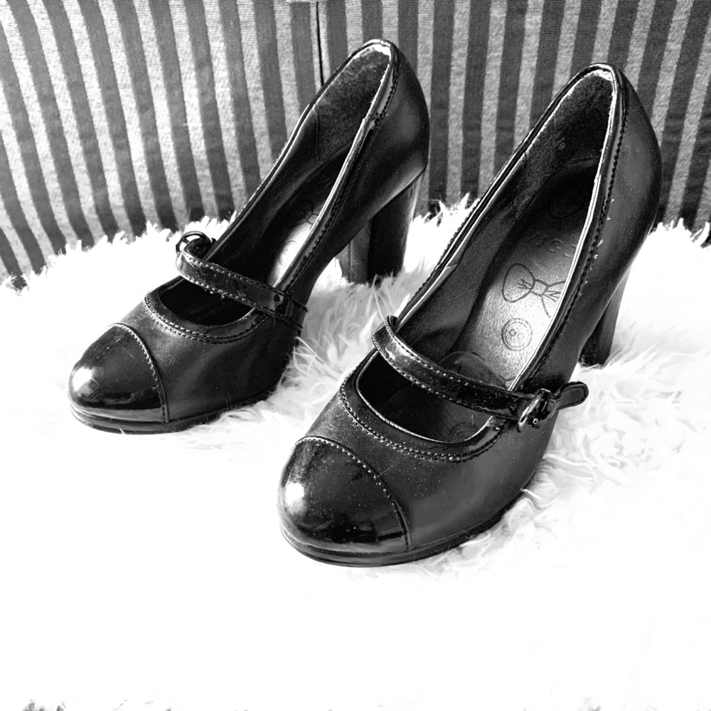 baby-doll black pump